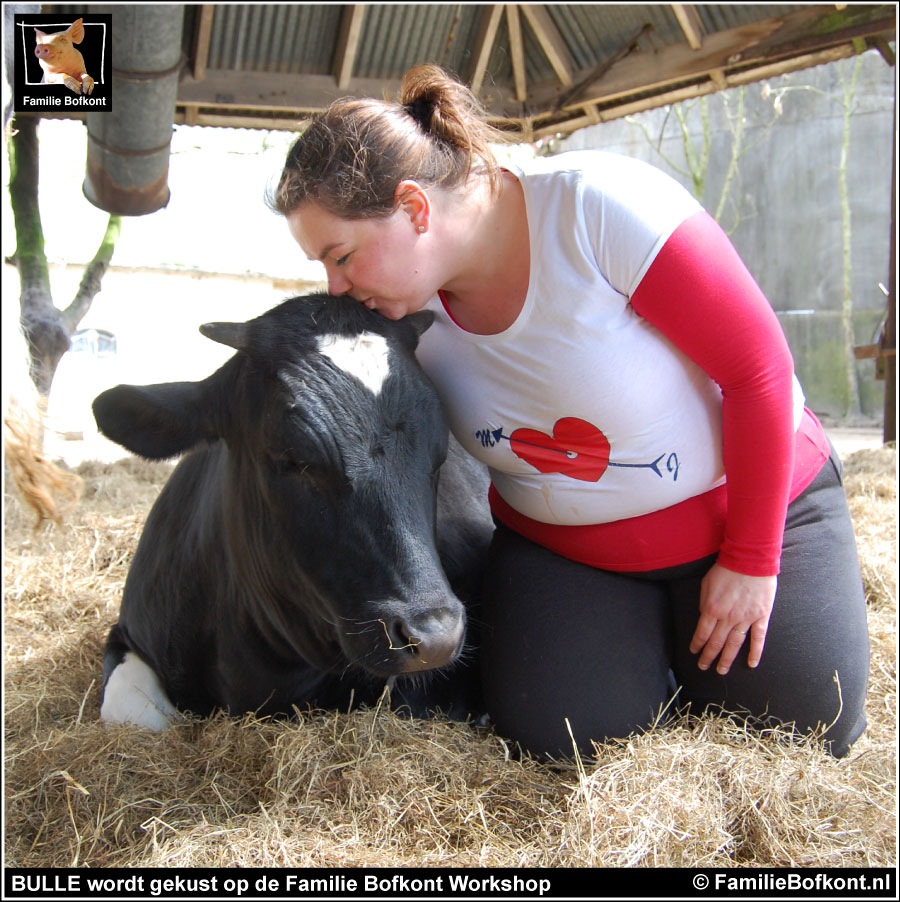 BULLE wordt gekust door een vrouw op de Familie Bofkont Workshop